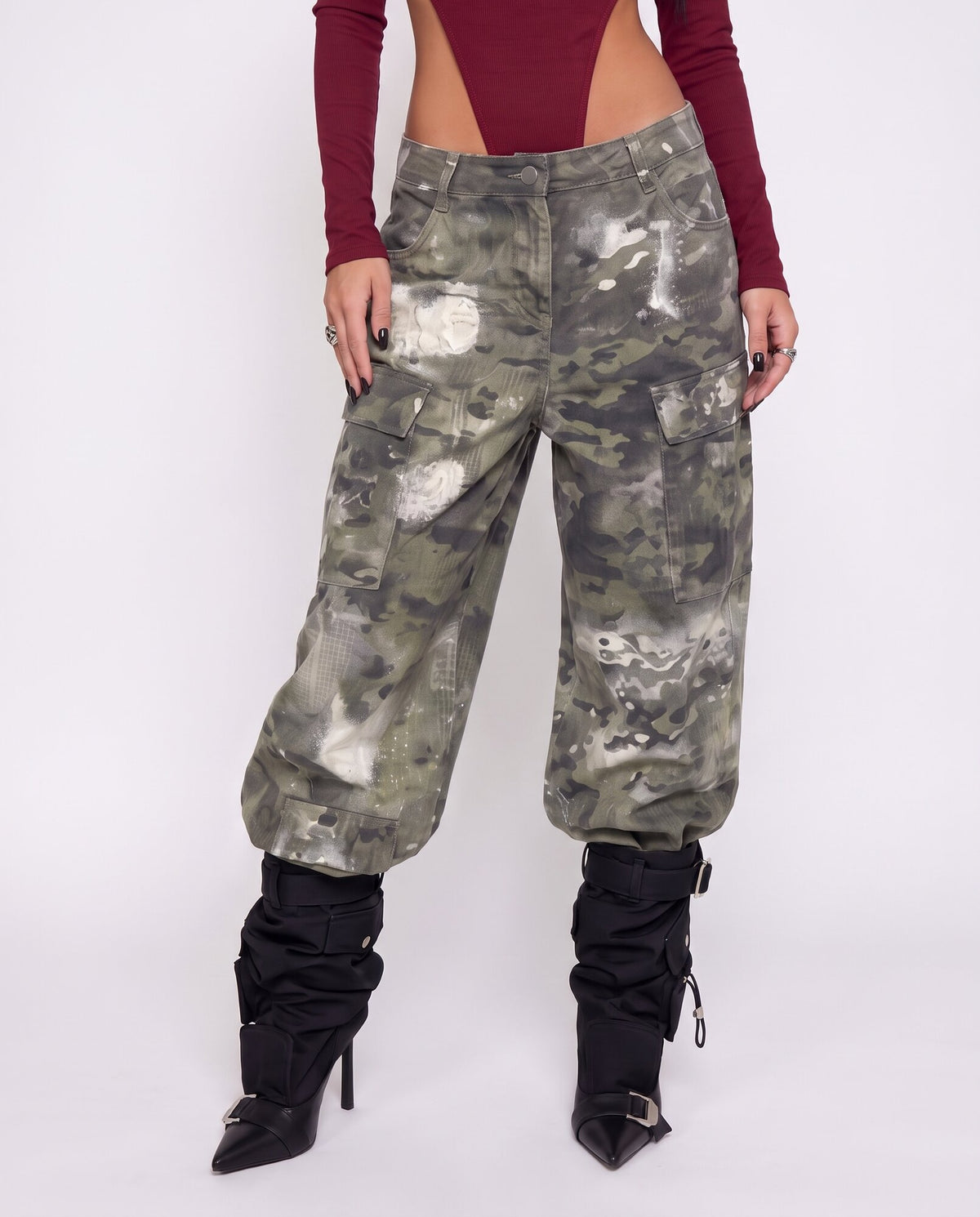 Jeans con parche militar